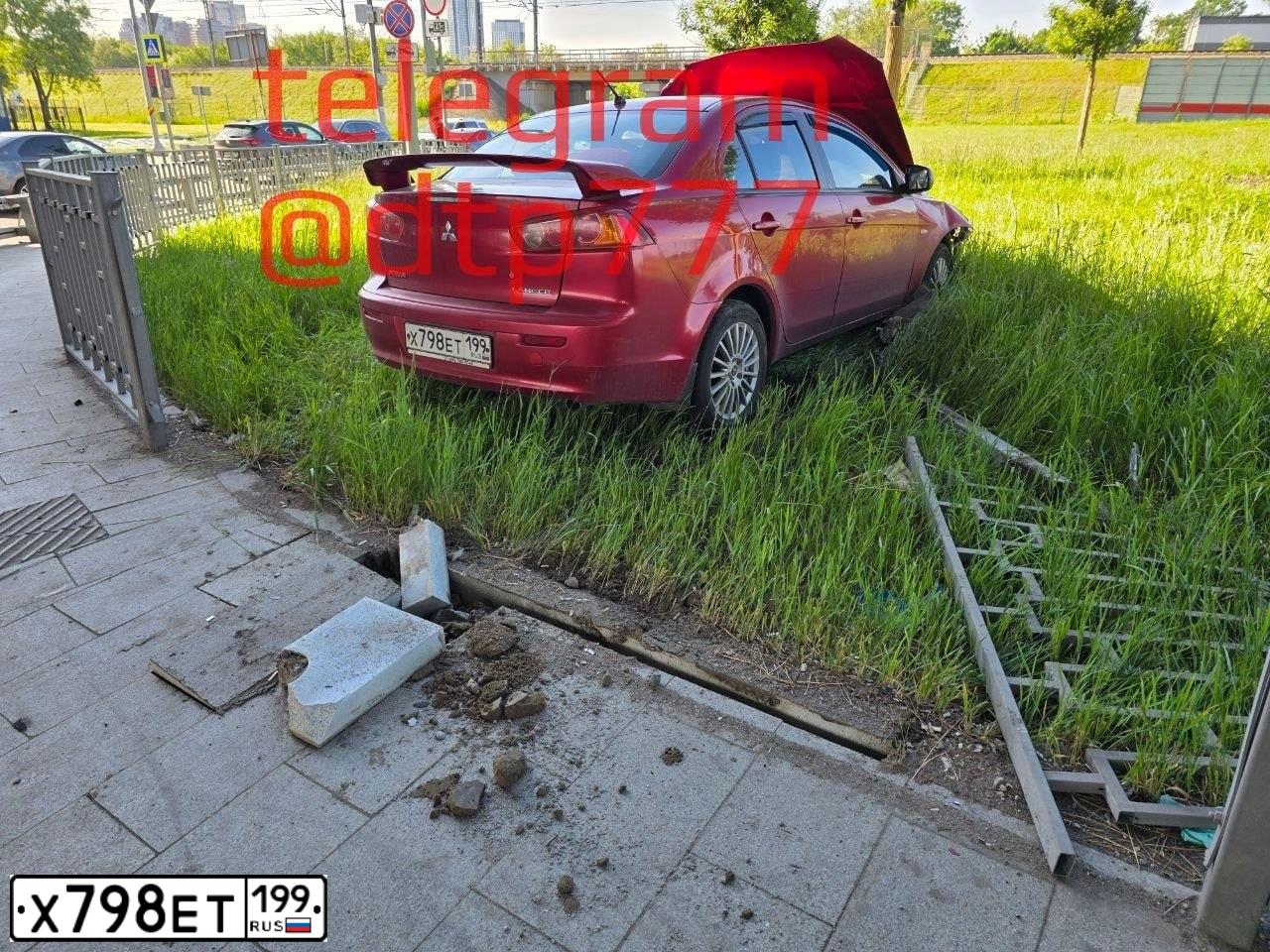 Фото автомобиля MITSUBISHI LANCER, 2008 — госномер Х798ЕТ199. Цвет: КРАСНЫЙ