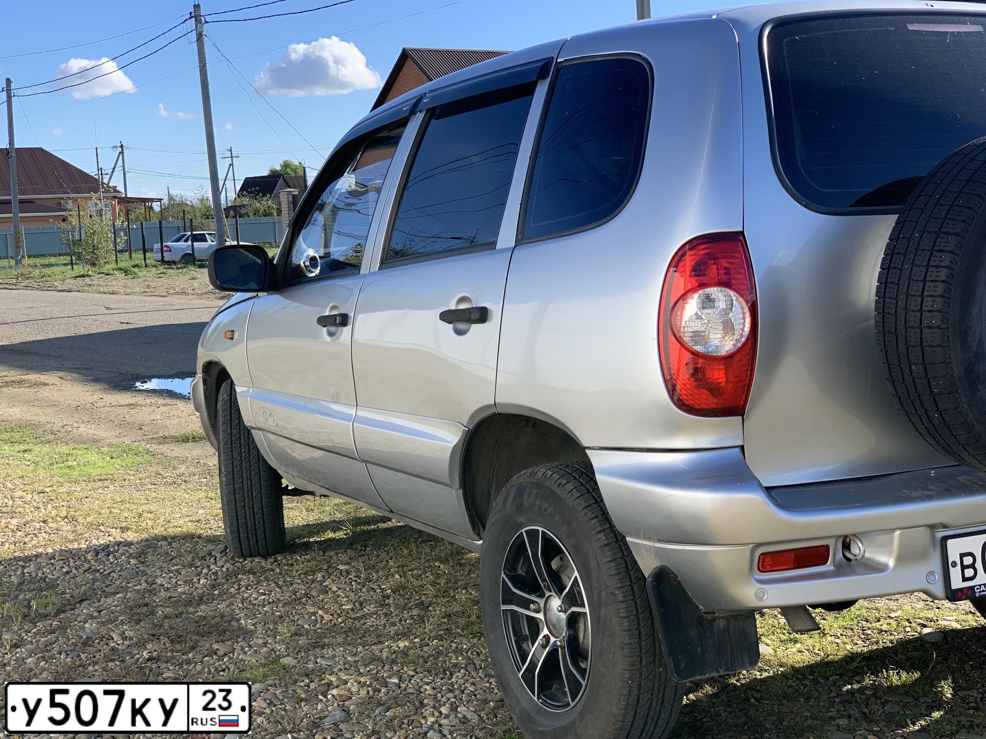 Фото автомобиля CHEVROLET NIVA, 2005 — госномер В031РН193. Цвет: Светло-Серебристый металлик