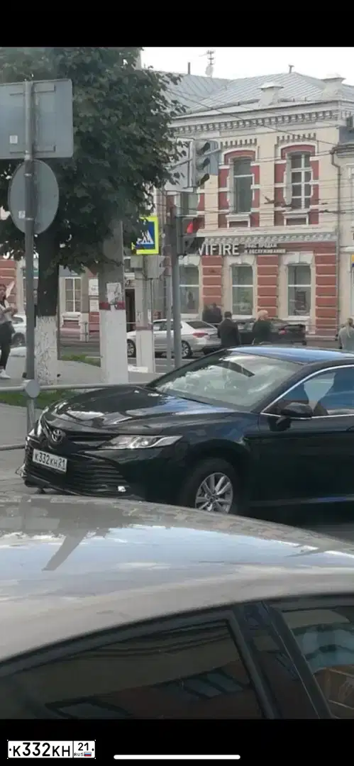 Фото автомобиля TOYOTA CAMRY, 2019 — госномер К332КН21. Цвет: ТЕМНО-СИНИЙ МЕТАЛИК