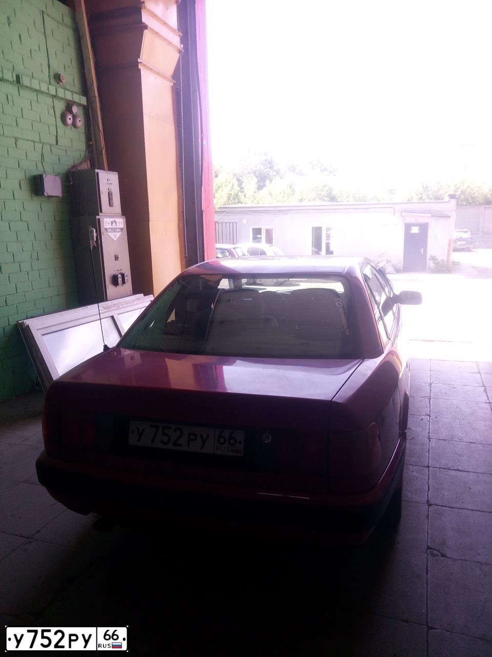 Фото автомобиля AUDI 100, 1992 — госномер У752РУ66. Цвет: Красный