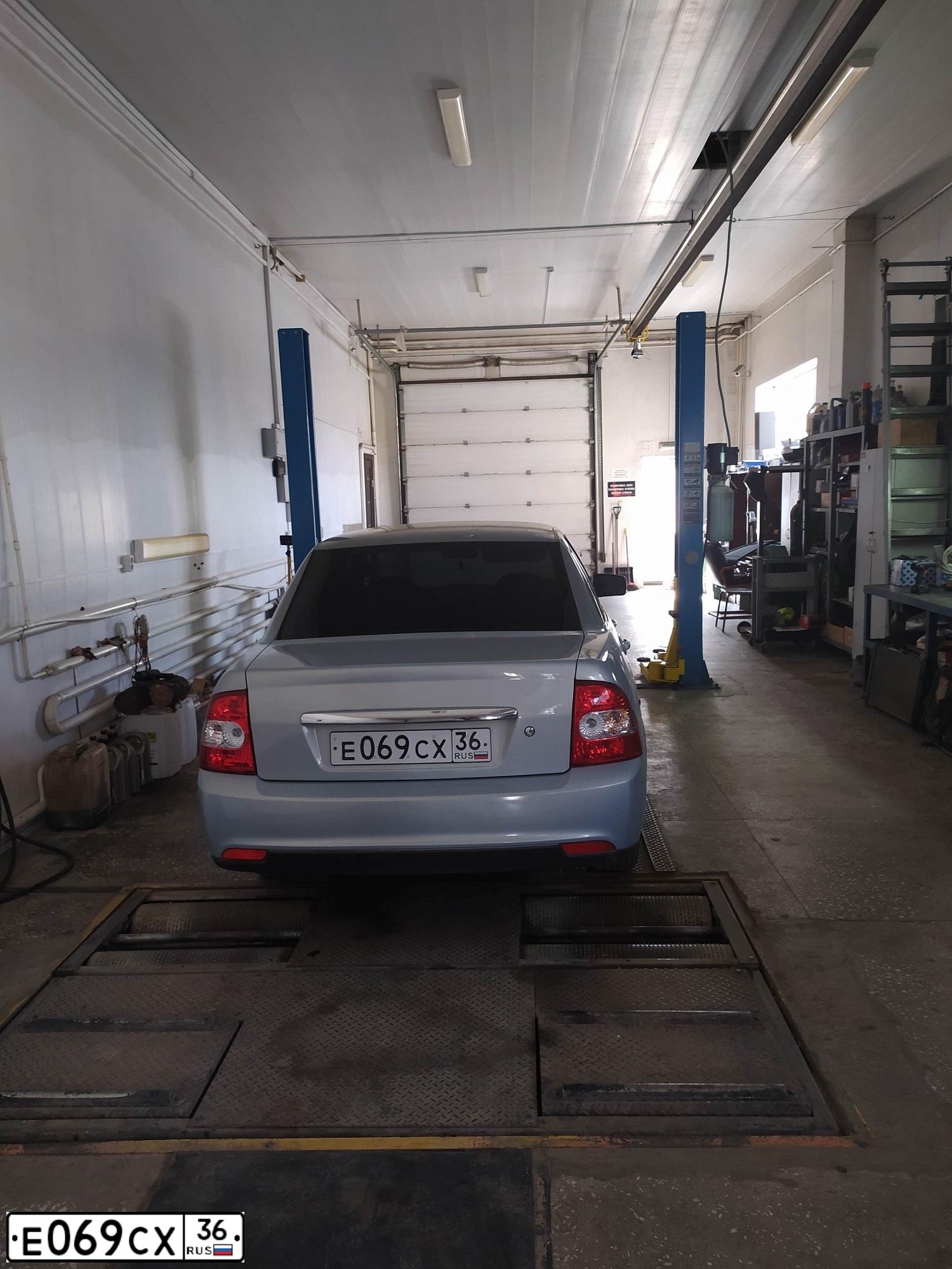 Фото автомобиля LADA 2170 PRIORA, 2007 — госномер Н390УА43. Цвет: Сине-Черный