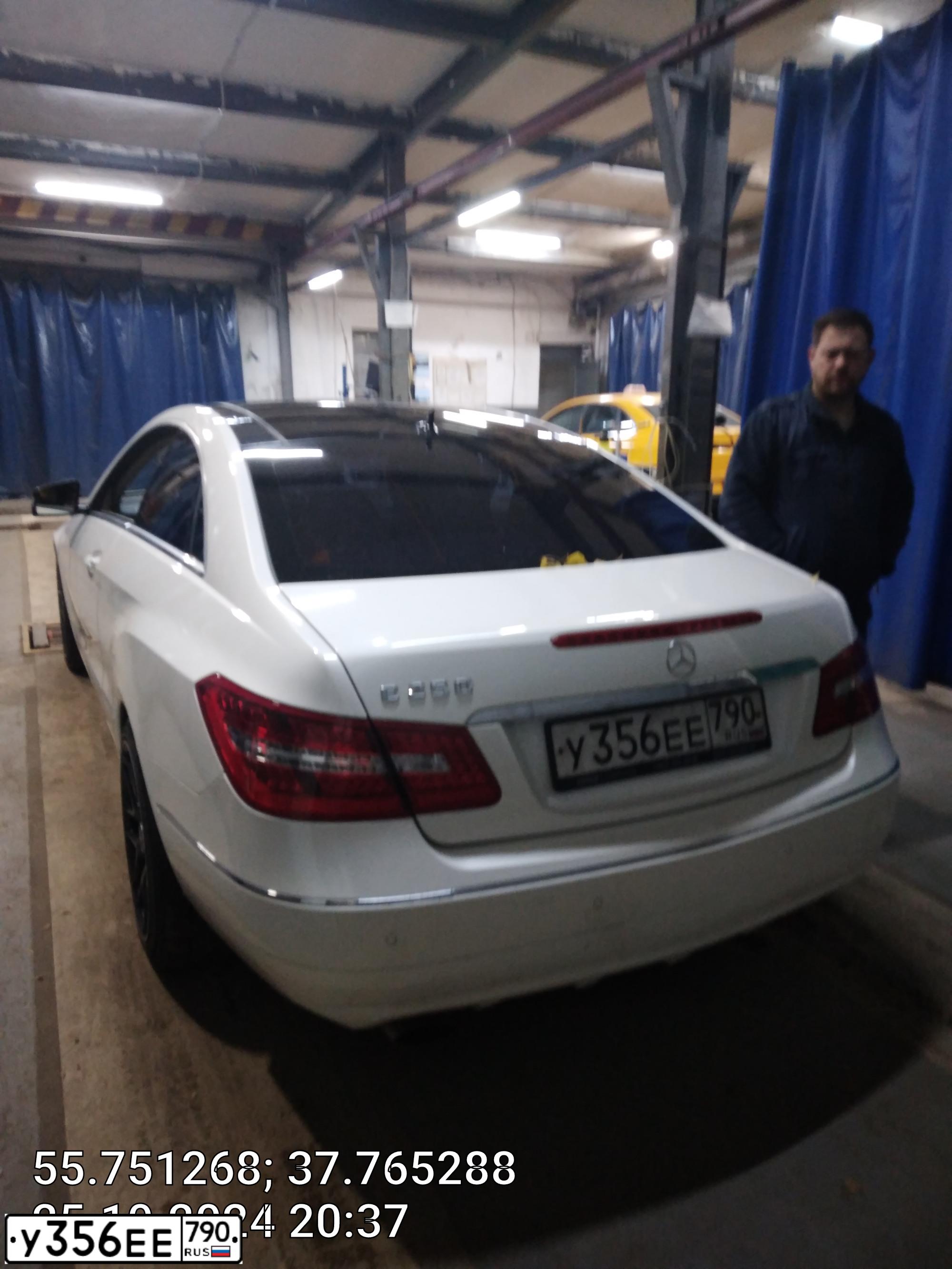 Фото автомобиля MERCEDES E-KLASSE, 2012 — госномер У306ЕЕ977. Цвет: Белый