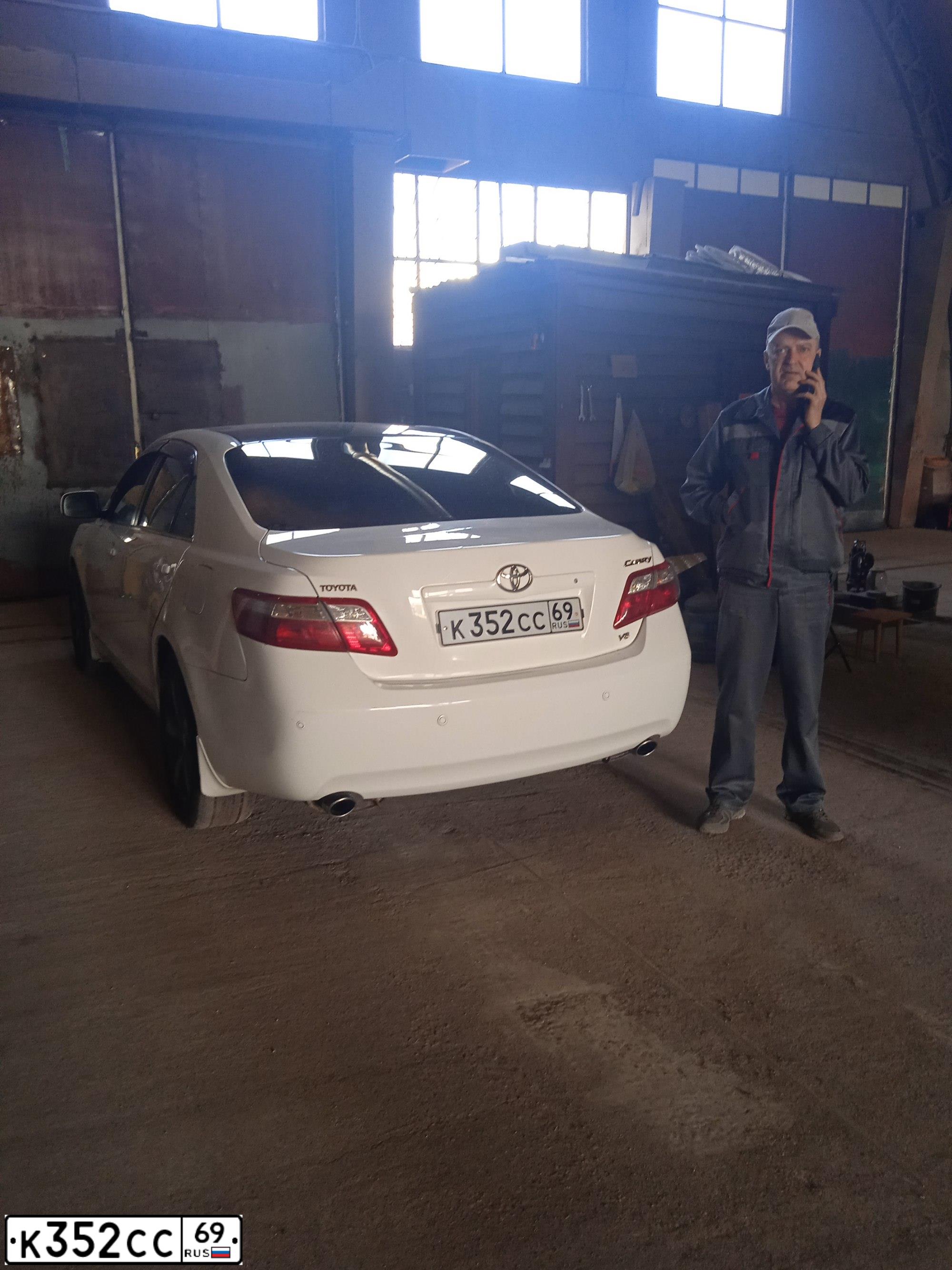 Фото автомобиля TOYOTA CAMRY, 2007 — госномер К352СС69. Цвет: Белый