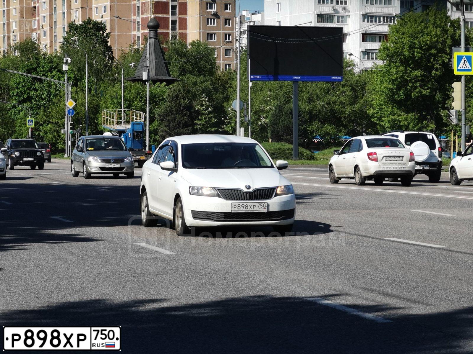 Фото автомобиля SKODA RAPID, 2019 — госномер Р898ХР750. Цвет: БЕЛЫЙ