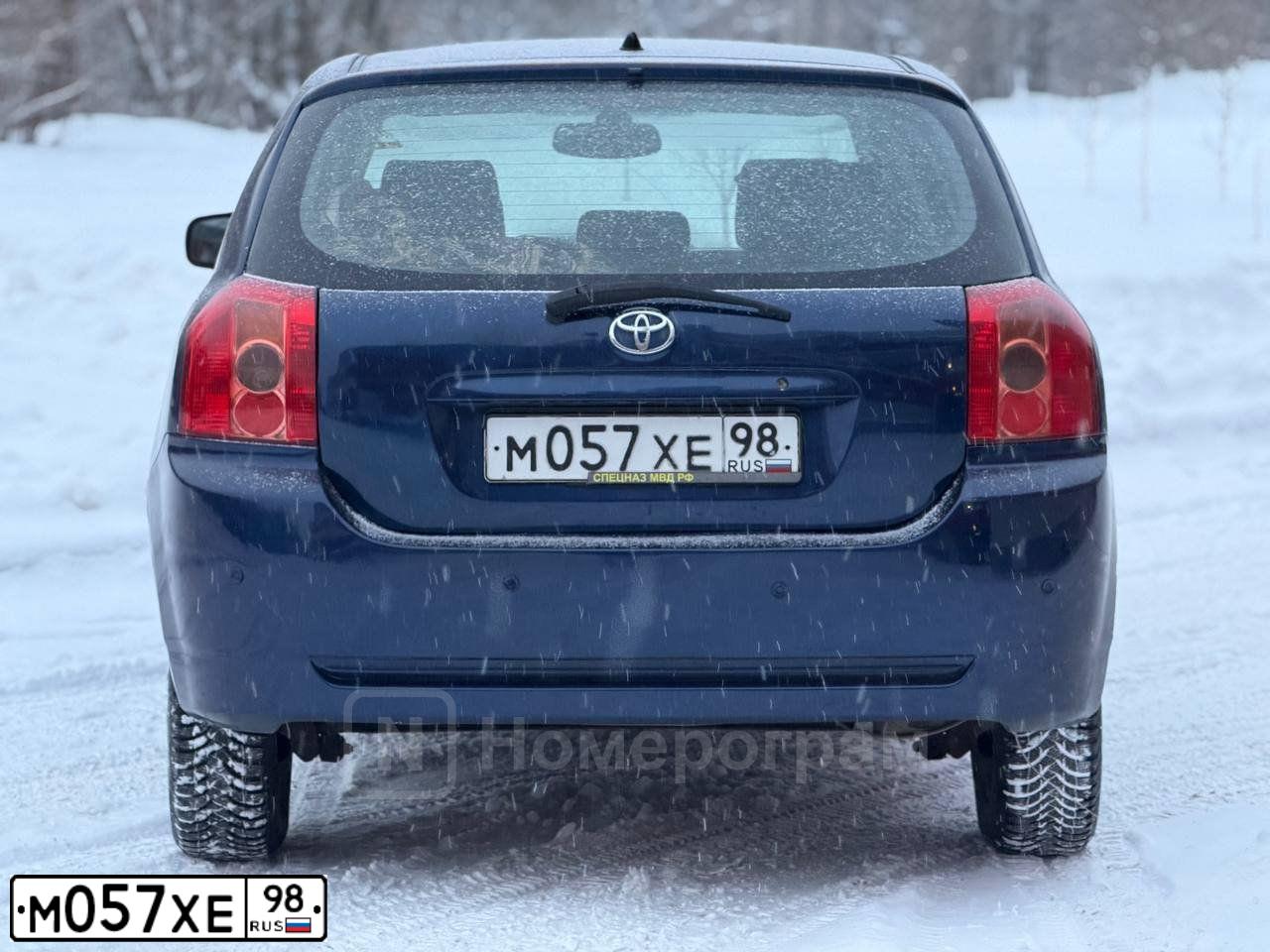 Фото автомобиля TOYOTA COROLLA, 2006 — госномер М057ХЕ98. Цвет: ТЕМНО-СИНИЙ