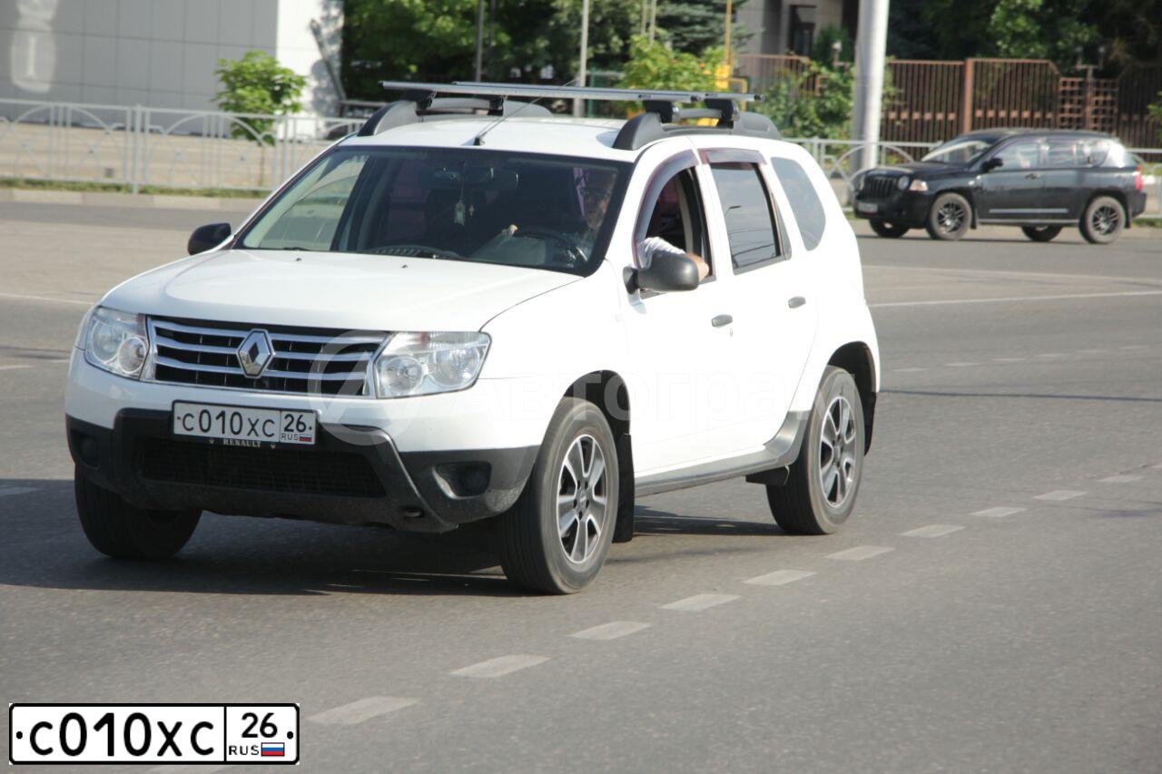 Фото автомобиля RENAULT DUSTER, 2012 — госномер С010ХС26. Цвет: Белый