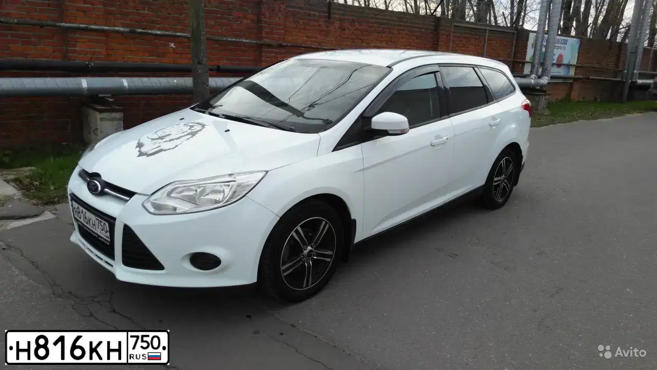 Фото автомобиля FORD FOCUS, 2012 — госномер Е713УО750. Цвет: Белый