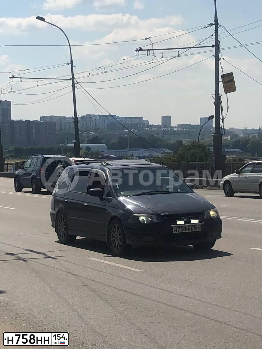 Фото автомобиля TOYOTA AVENSIS, 2002 — госномер Н758НН154. Цвет: СЕРЕБРИСТЫЙ