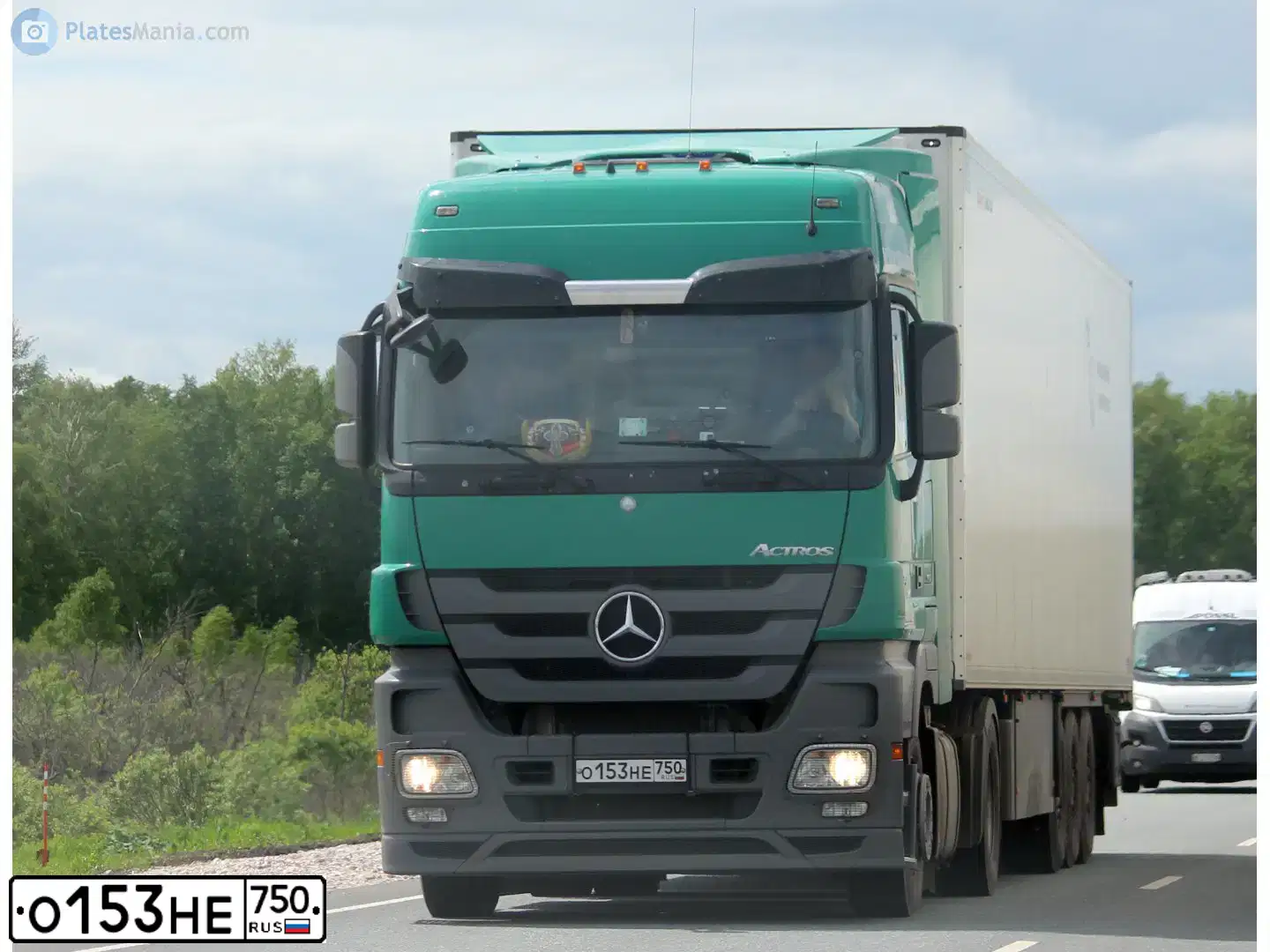 Фото автомобиля MERCEDES ACTROS, 2016 — госномер О153НЕ750. Цвет: ЗЕЛЕНЫЙ
