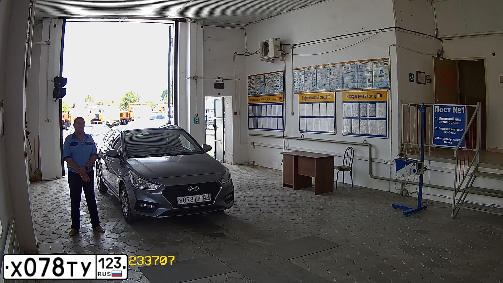 Фото автомобиля HYUNDAI SOLARIS, 2018 — госномер Х078ТУ123. Цвет: Серый