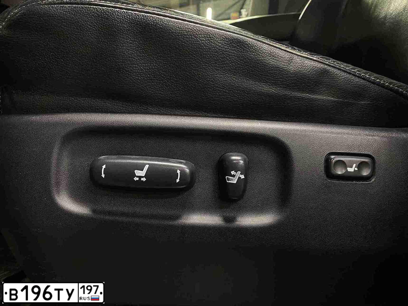 Фото автомобиля TOYOTA LANDCRUISER 200, 2011 — госномер В196ТУ197. Цвет: ЧЕРНЫЙ