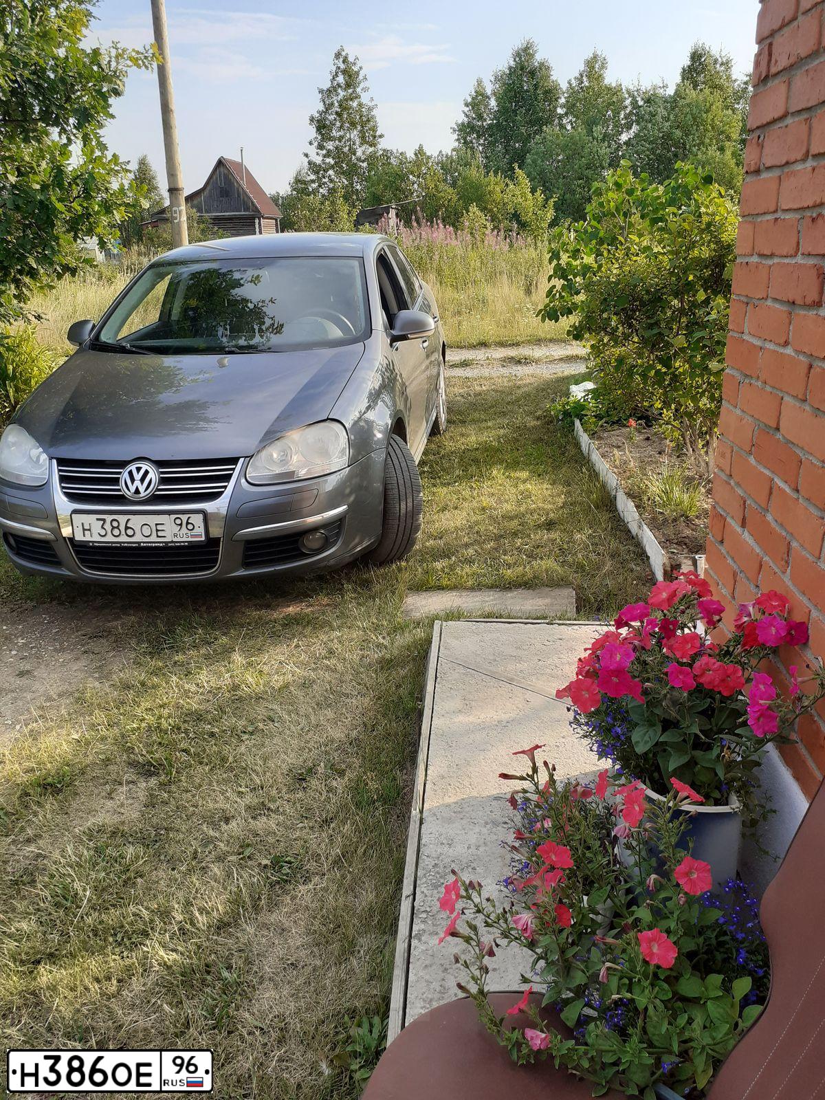 Фото автомобиля VOLKSWAGEN JETTA, 2008 — госномер Н386ОЕ96. Цвет: ТЕМНО-СЕРЫЙ