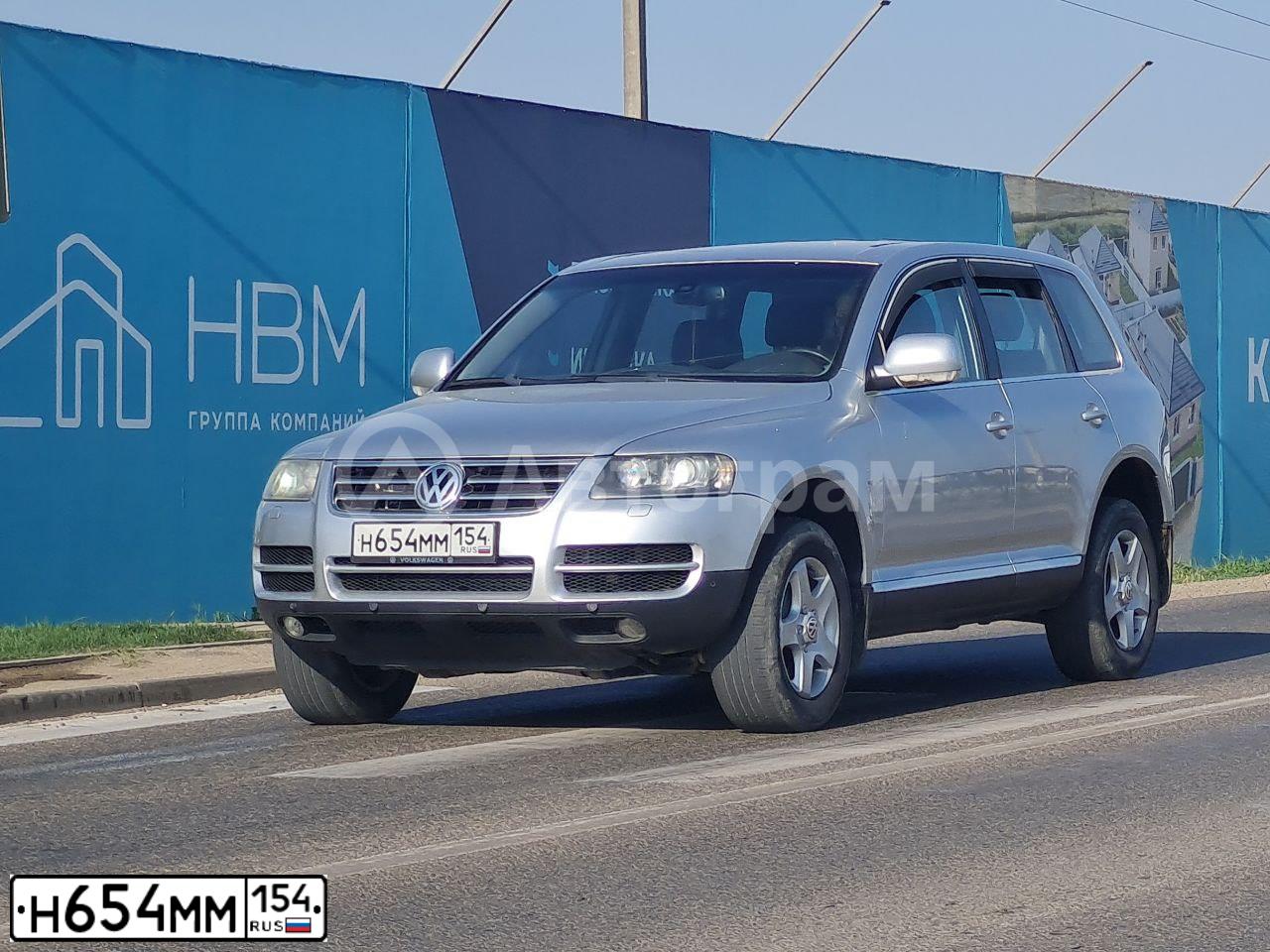 Фото автомобиля VOLKSWAGEN TOUAREG, 2005 — госномер Н654ММ154. Цвет: СЕРЕБРИСТЫЙ