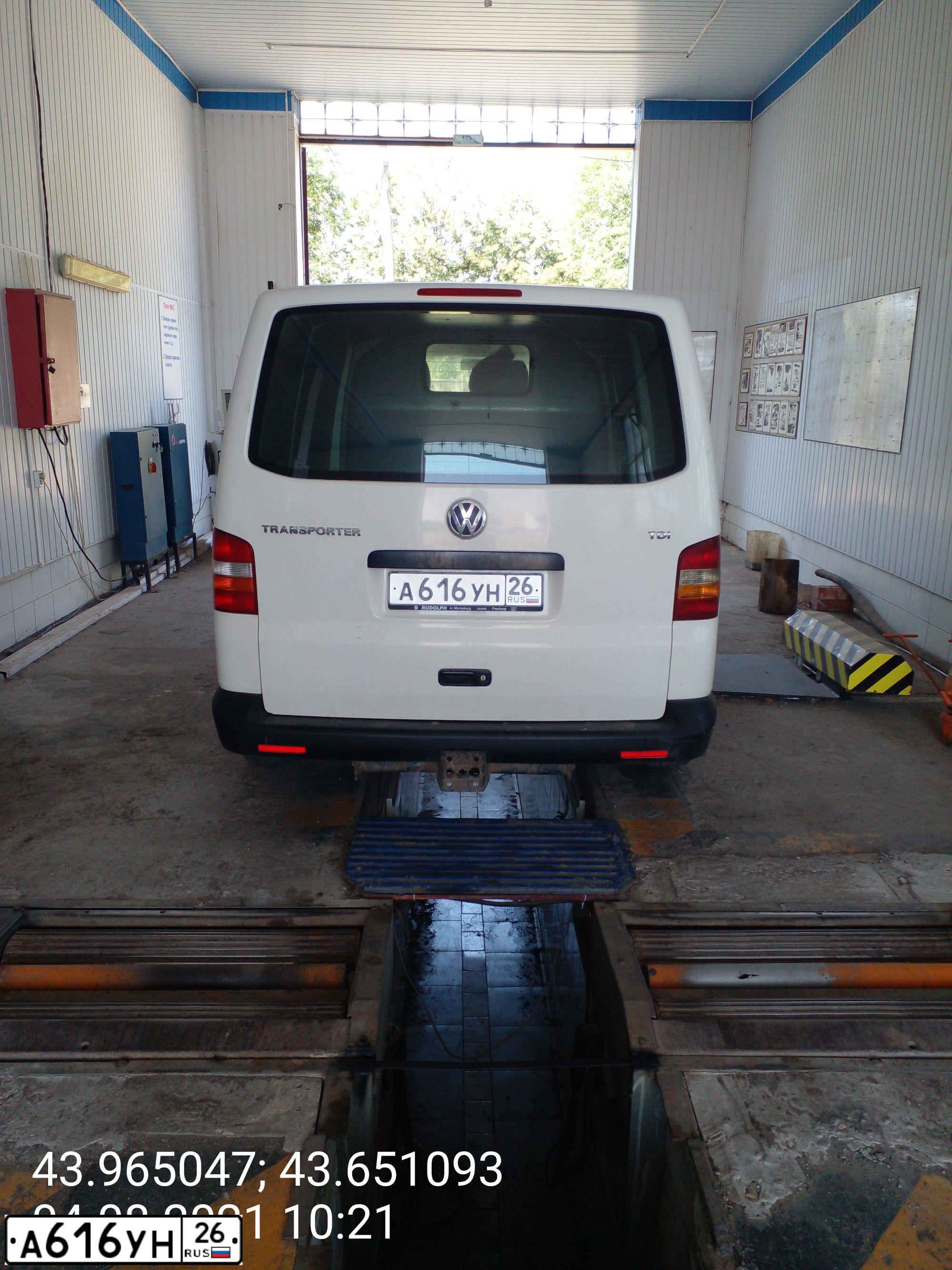 Фото автомобиля VOLKSWAGEN TRANSPORTER, 2003 — госномер А616УН26. Цвет: БЕЛЫЙ