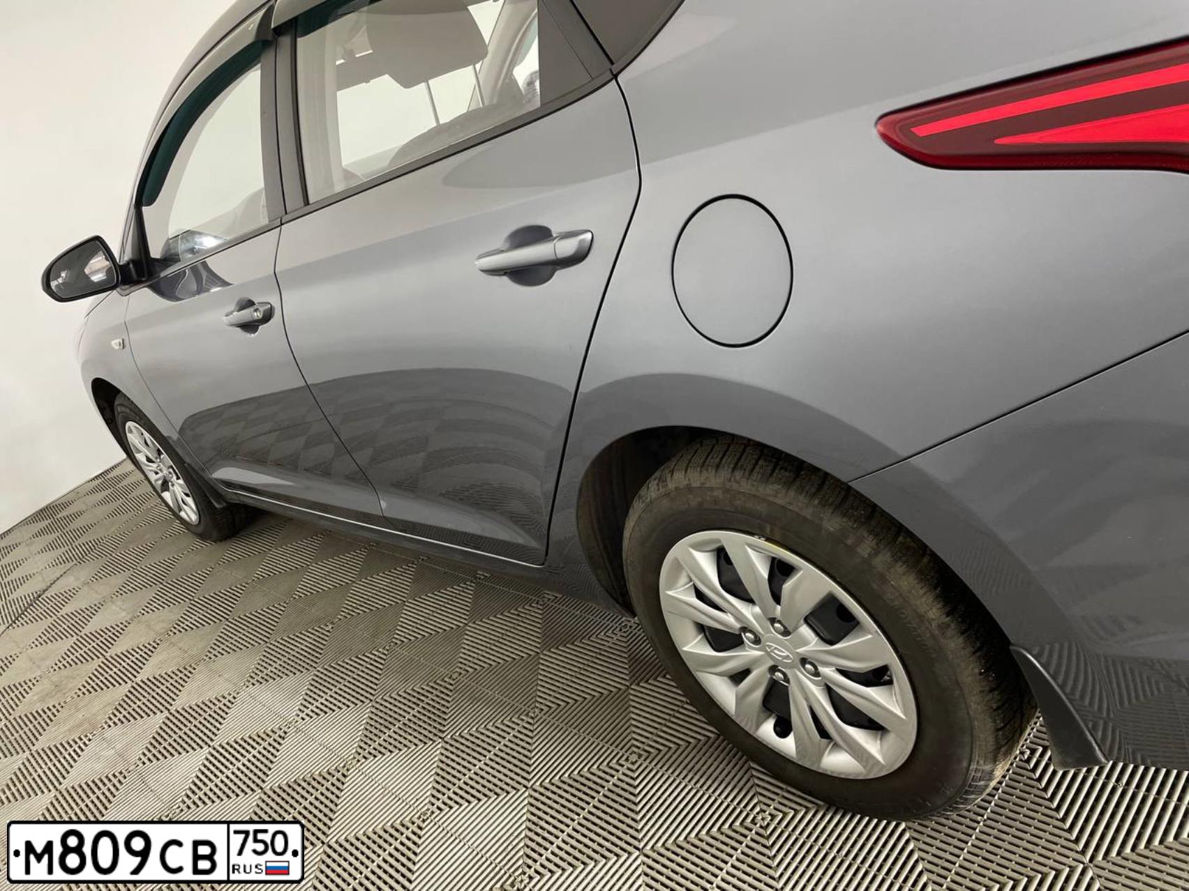Фото автомобиля HYUNDAI SOLARIS, 2018 — госномер О851УУ29. Цвет: СЕРЫЙ