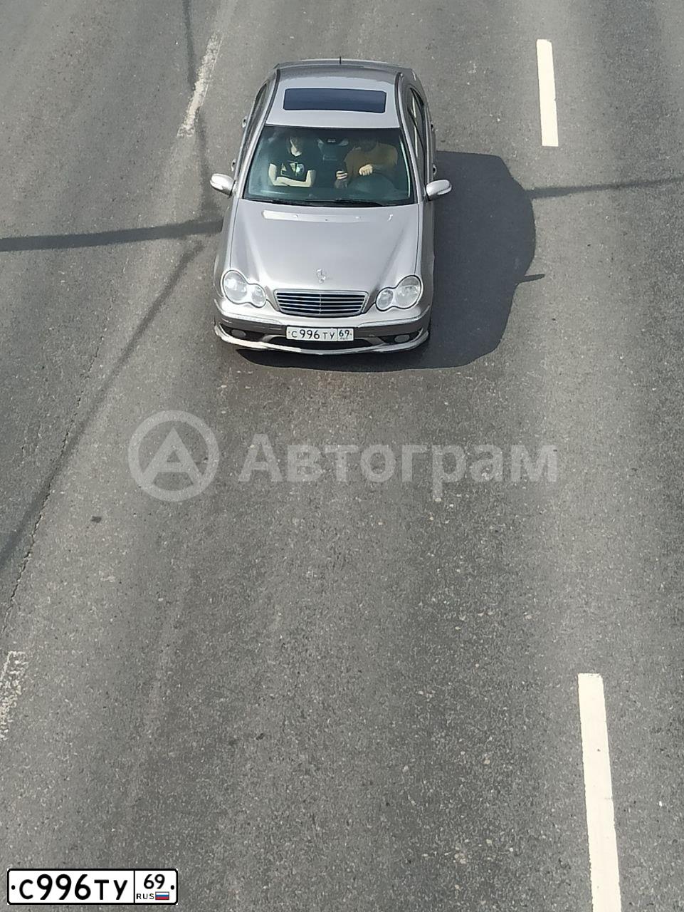 Фото автомобиля MERCEDES C-KLASSE, 2005 — госномер Р133ОО40. Цвет: БЕЛЫЙ СЕРЫЙ