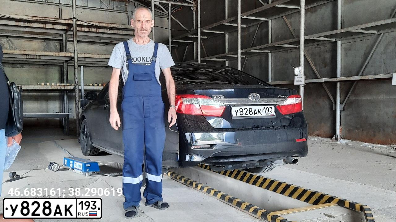 Фото автомобиля TOYOTA CAMRY, 2013 — госномер У033ЕТ193. Цвет: Темно-серый металлик