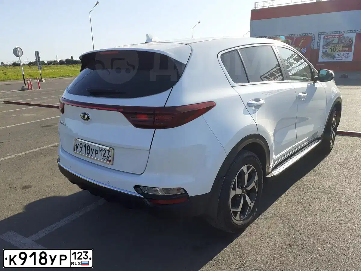 Фото автомобиля KIA SPORTAGE, 2018 — госномер Н384ЕК138. Цвет: Белый