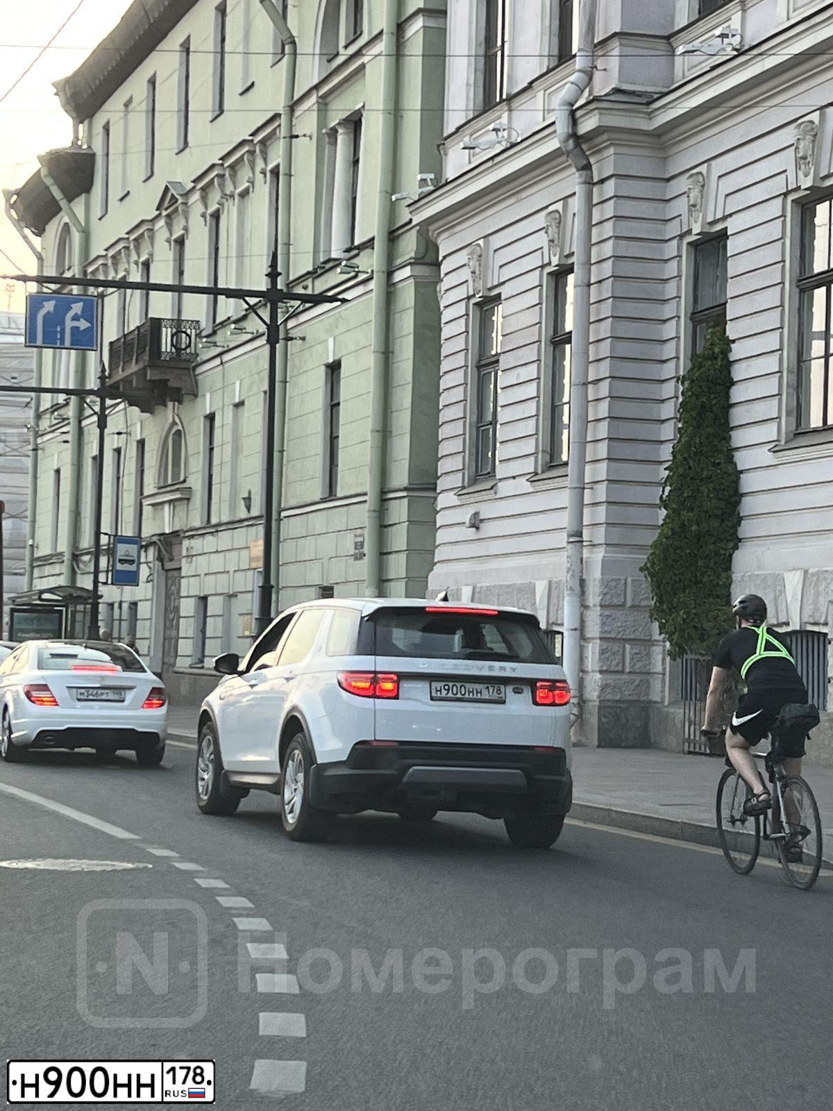 Фото автомобиля LANDROVER DISCOVERY SPORT, 2017 — госномер С806НН198. Цвет: ЧЕРНЫЙ