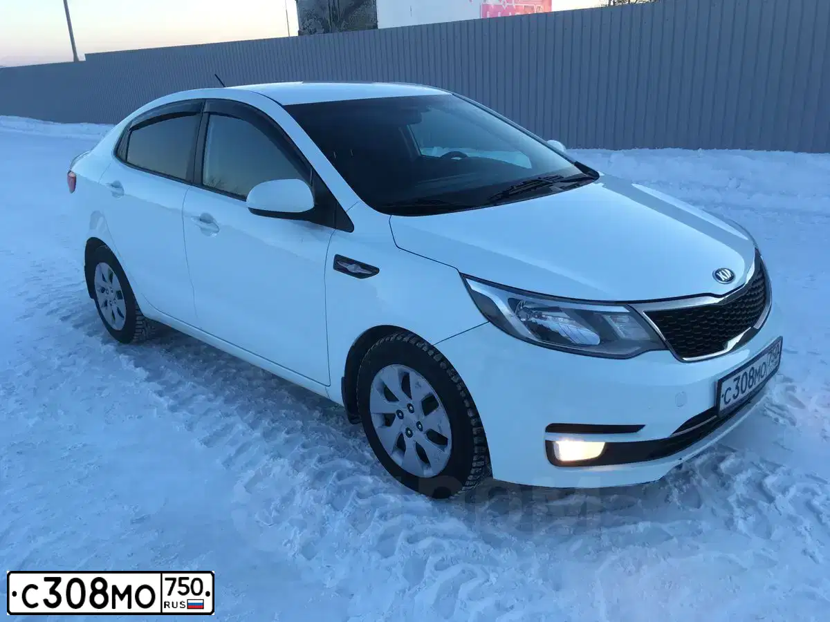 Фото автомобиля KIA RIO, 2016 — госномер Н506МТ196. Цвет: Белый
