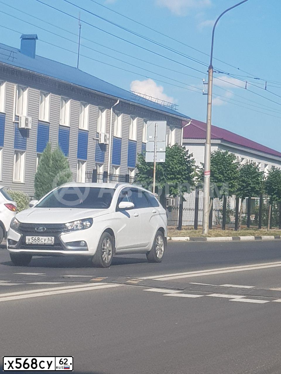 Фото автомобиля LADA VESTA, 2018 — госномер Х568СУ62. Цвет: БЕЛЫЙ