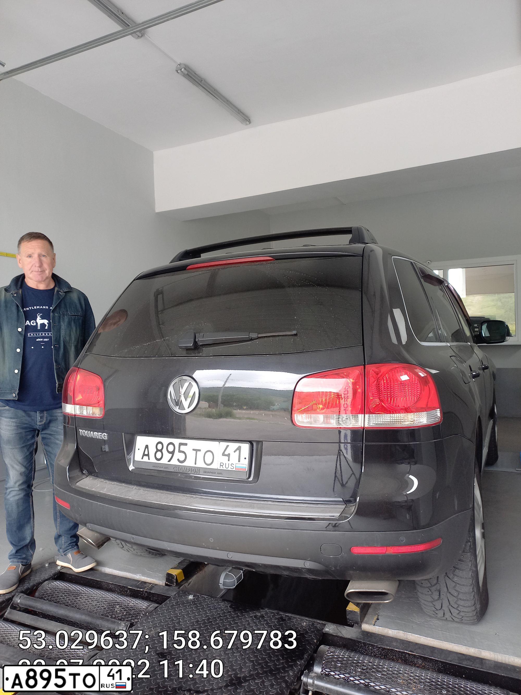 Фото автомобиля VOLKSWAGEN TOUAREG, 2004 — госномер Х535ВА154