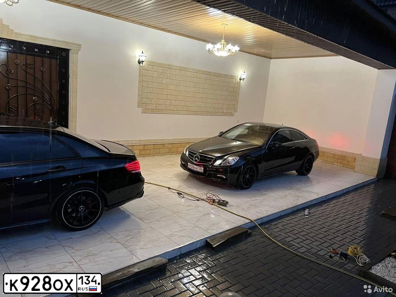 Фото автомобиля MERCEDES E-KLASSE, 2010 — госномер М181ОО177. Цвет: ЧЕРНЫЙ