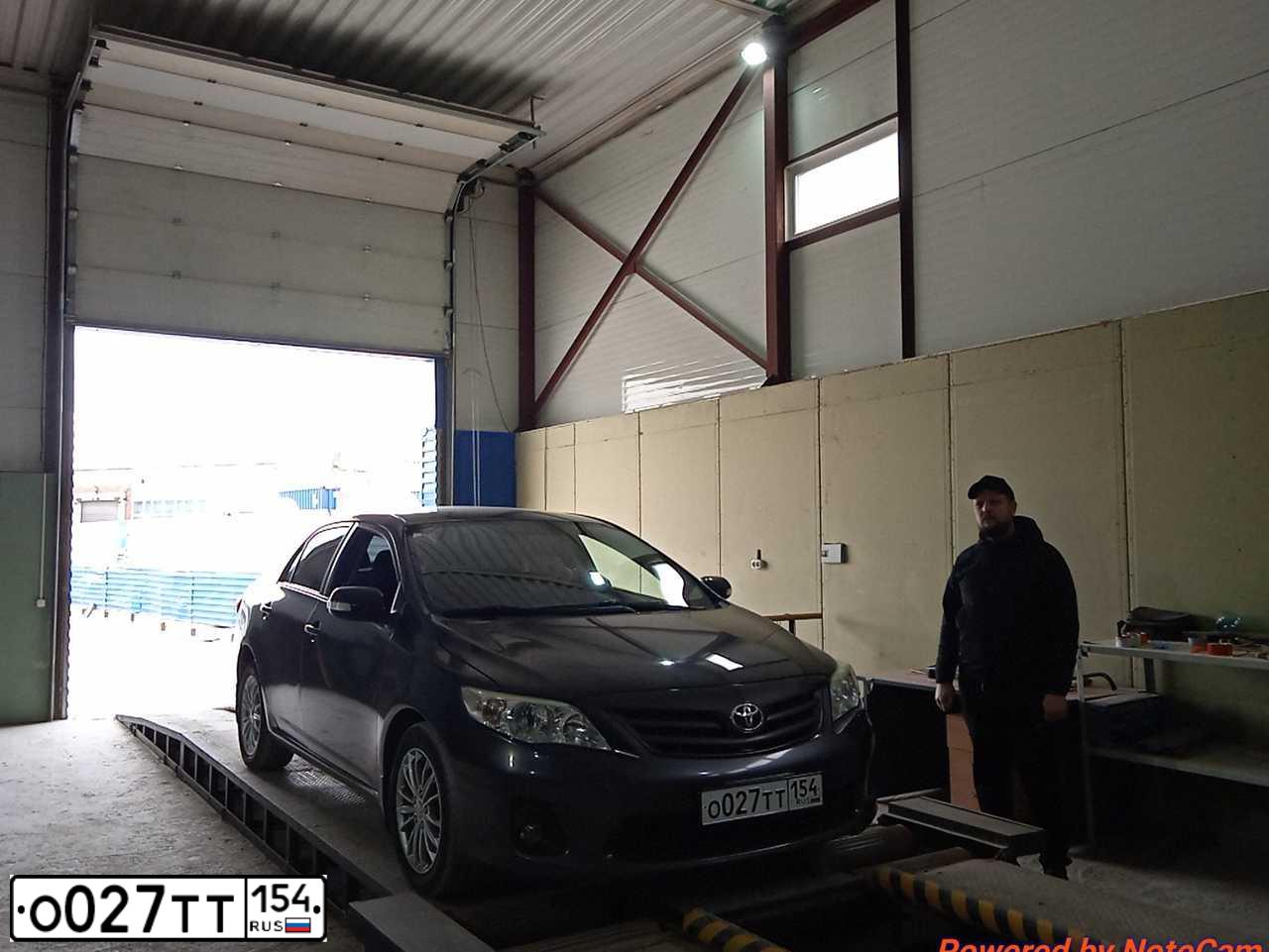 Фото автомобиля TOYOTA COROLLA, 2010 — госномер О027ТТ154. Цвет: Серый
