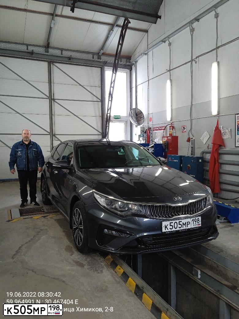 Фото автомобиля KIA MAGENTIS / OPTIMA, 2018 — госномер М090СК198. Цвет: СЕРЫЙ