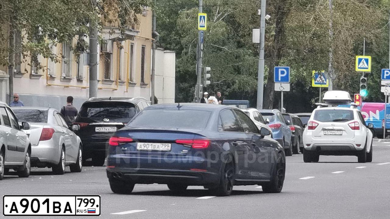 Фото автомобиля AUDI A4, 2017 — госномер А901ВА799. Цвет: СИНИЙ