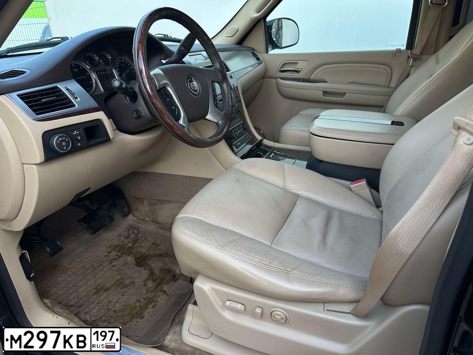Фото автомобиля CADILLAC ESCALADE, 2008 — госномер Е425ТС197. Цвет: ЧЕРНЫЙ