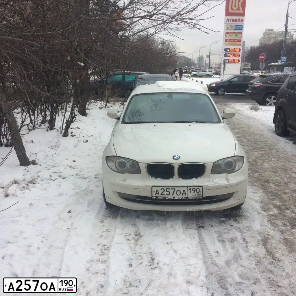 Фото автомобиля BMW SERIE 1, 2011 — госномер А257ОА190. Цвет: Белый