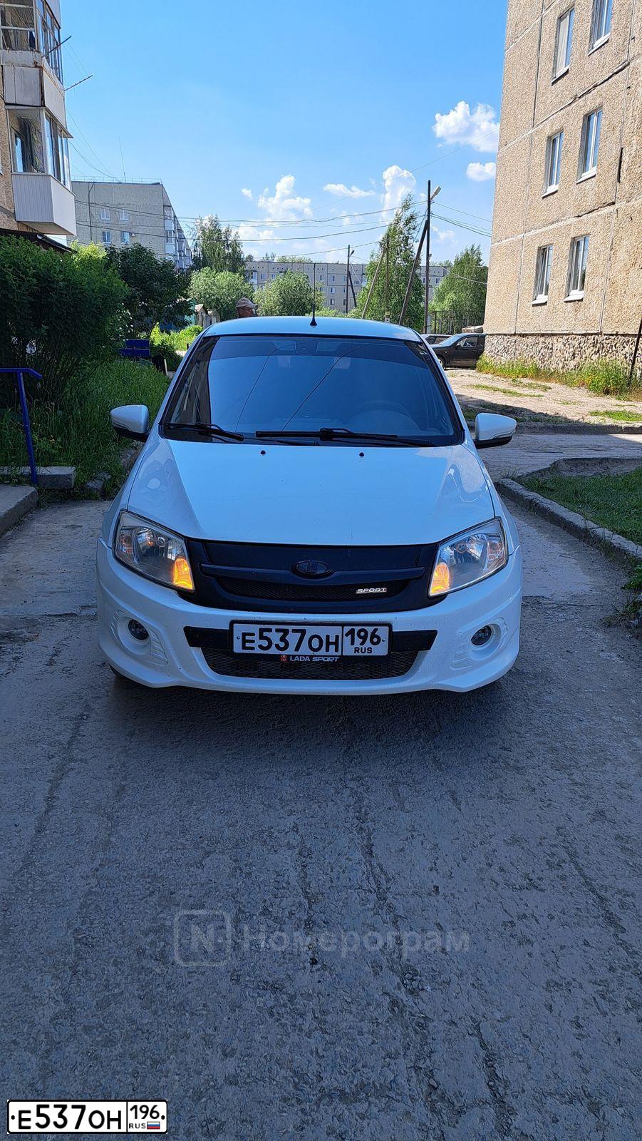 Фото автомобиля LADA 2190 GRANTA, 2016 — госномер Е537ОН196. Цвет: БЕЛЫЙ