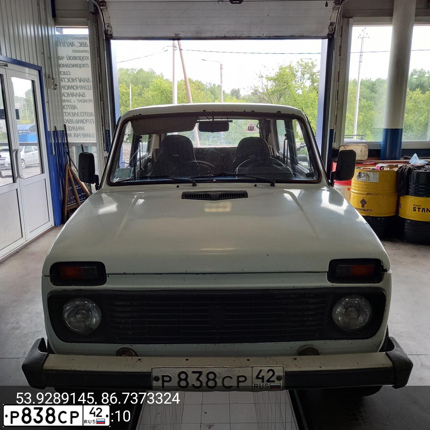 Фото автомобиля LADA 2121 NIVA, 1997 — госномер Р838СР42. Цвет: БЕЛЫЙ