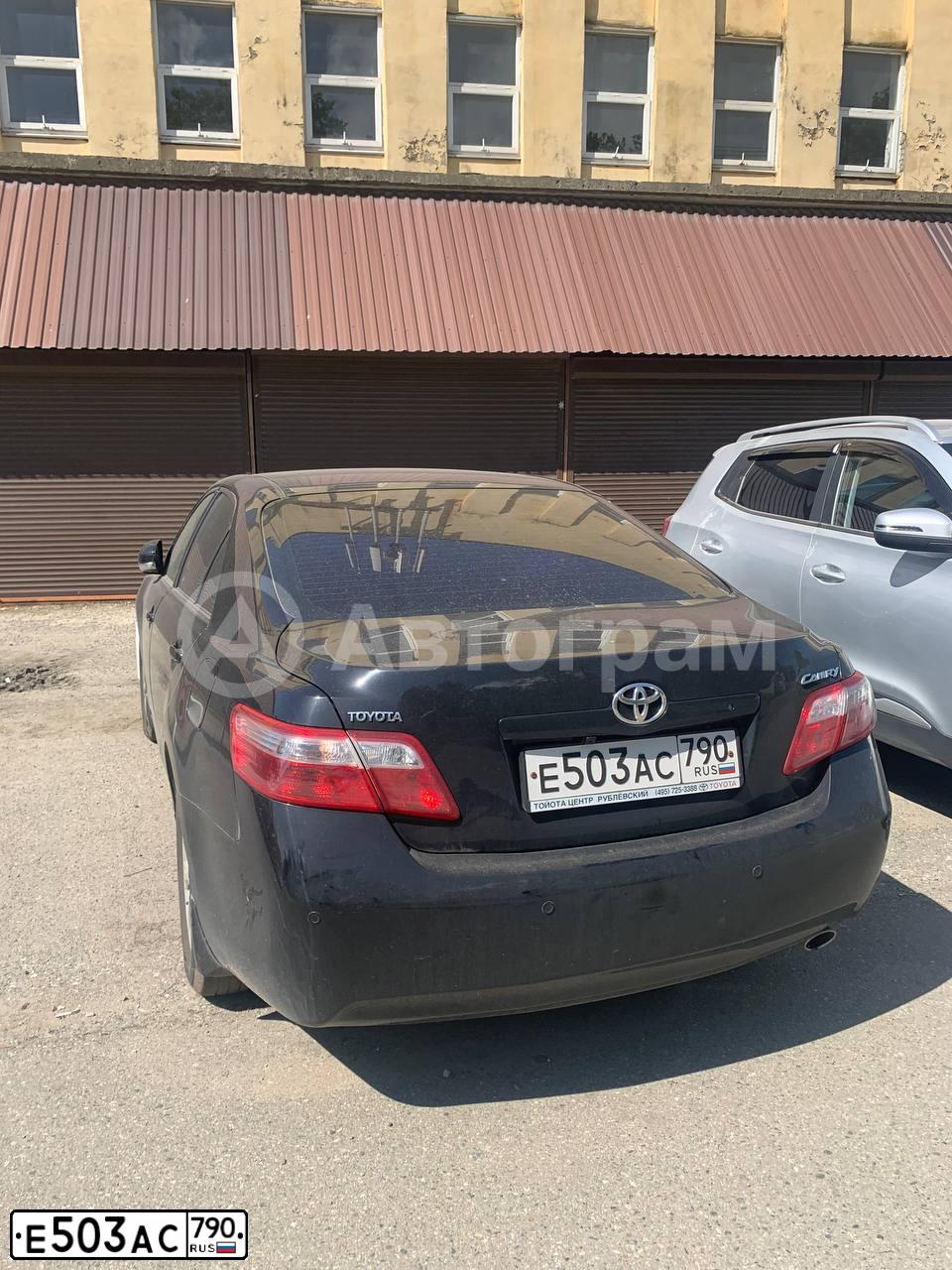 Фото автомобиля TOYOTA CAMRY, 2010 — госномер Е503АС790. Цвет: ЧЕРНЫЙ