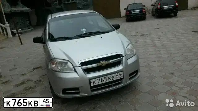 Фото автомобиля CHEVROLET AVEO, 2011 — госномер К765КВ45. Цвет: серебристый