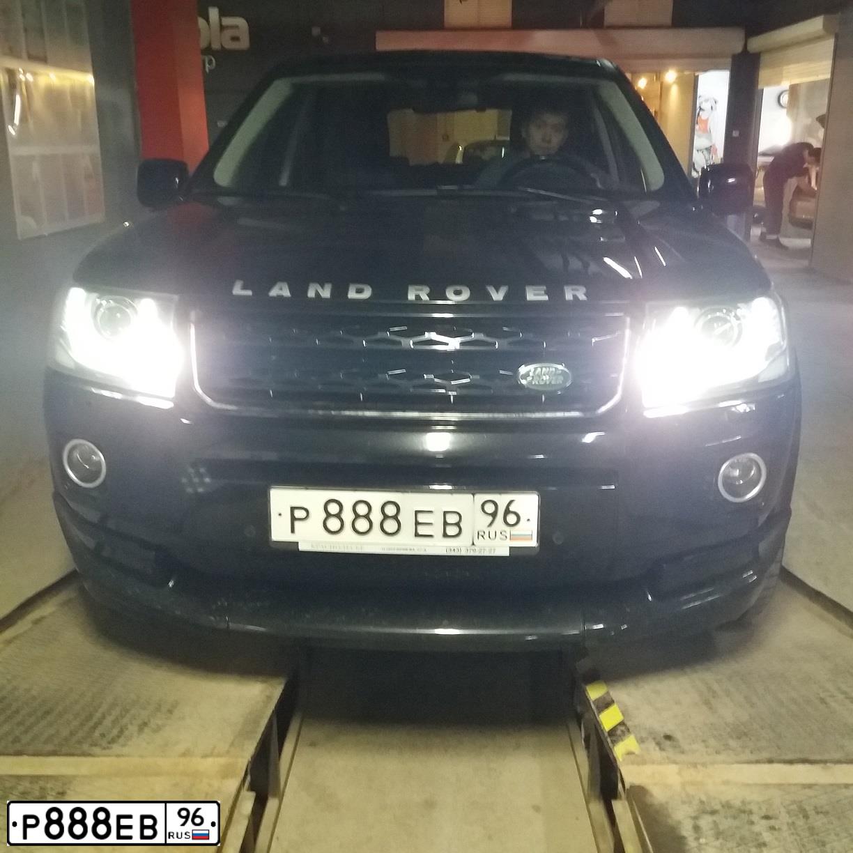 Фото автомобиля MITSUBISHI OUTLANDER, 2008 — госномер Р888ЕВ96. Цвет: Серебристый