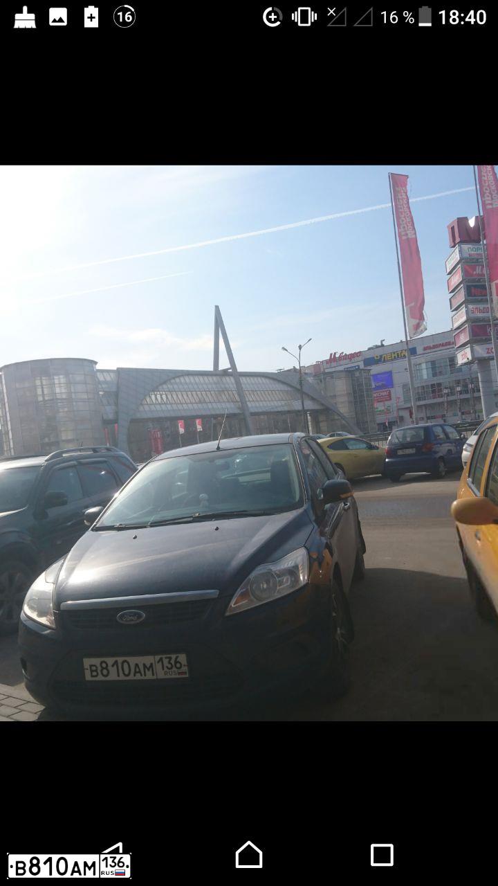 Фото автомобиля FORD FOCUS, 2011 — госномер В810АМ136. Цвет: Темно-синий