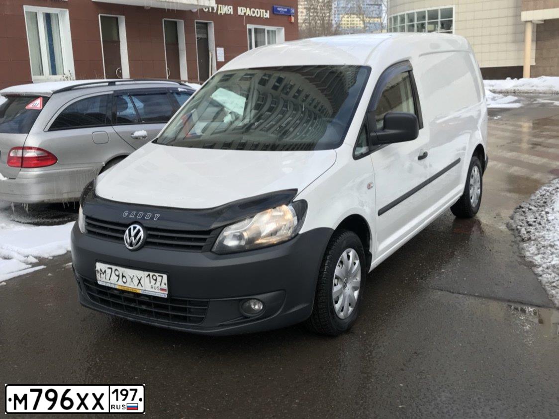 Фото автомобиля VOLKSWAGEN CADDY, 2012 — госномер Е985ЕК82. Цвет: Белый