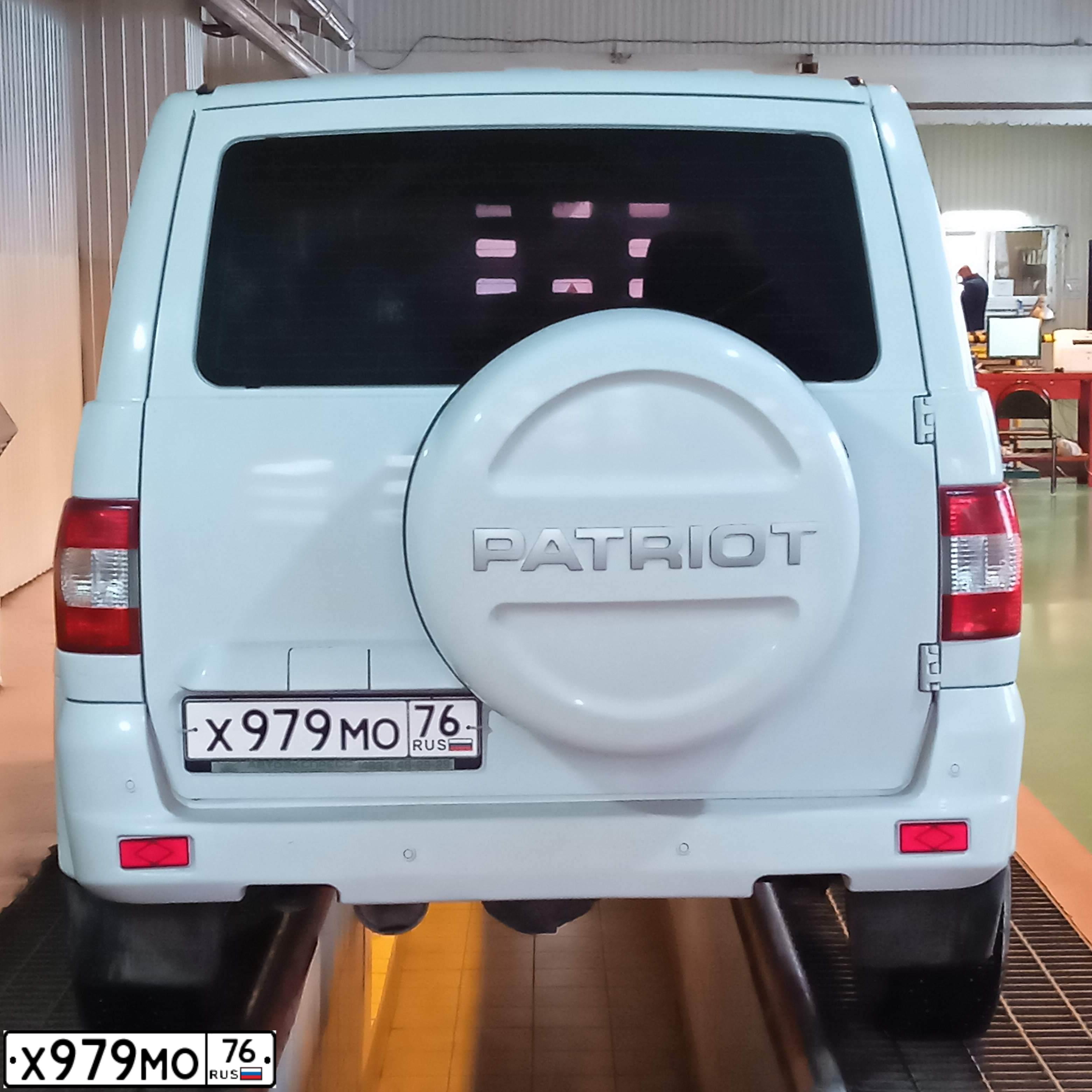 Фото автомобиля UAZ 3163 PATRIOT, 2016 — госномер Х979МО76. Цвет: БЕЛЫЙ