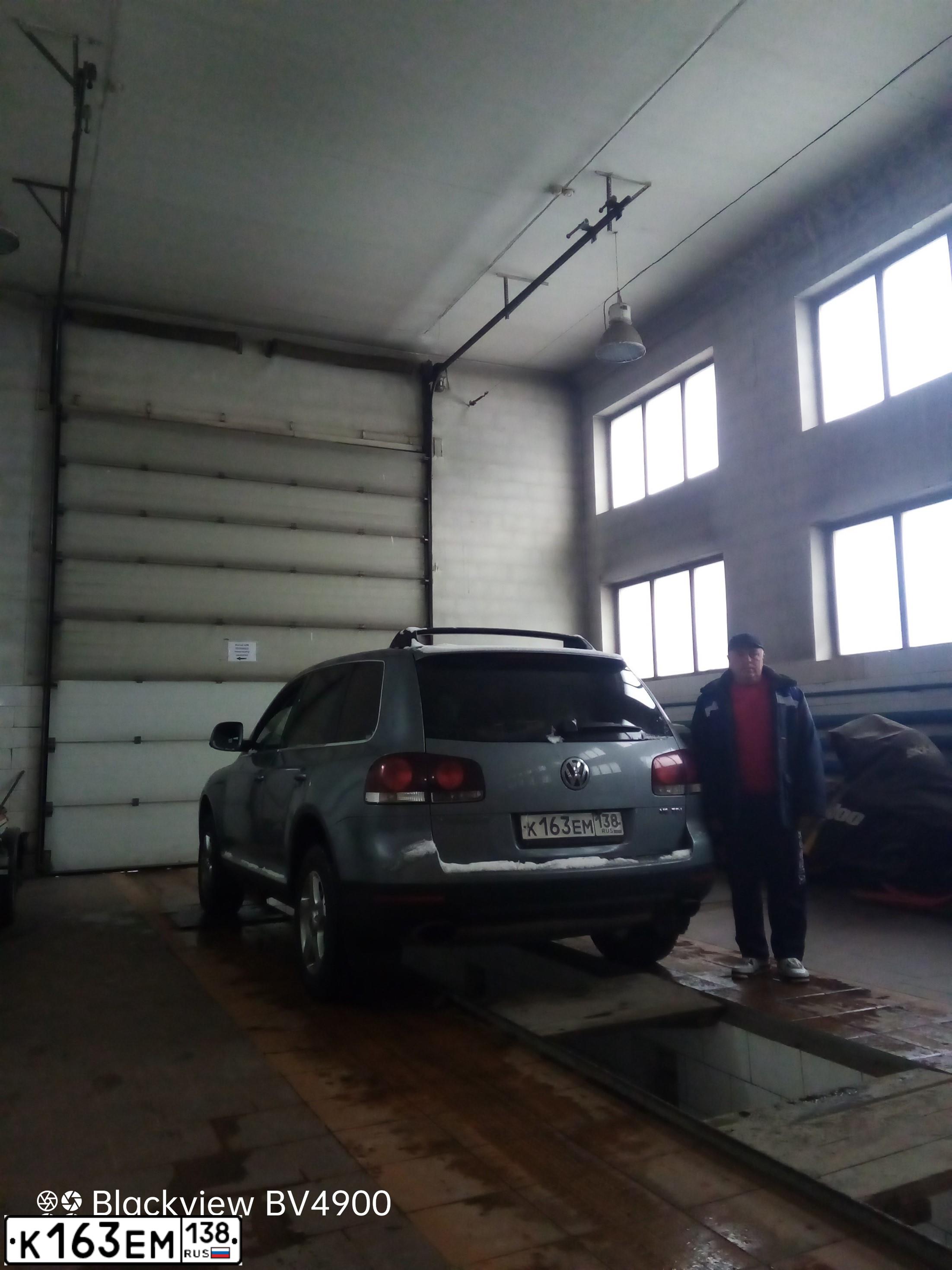 Фото автомобиля VOLKSWAGEN TOUAREG, 2007 — госномер А148ТР124. Цвет: СЕРЫЙ