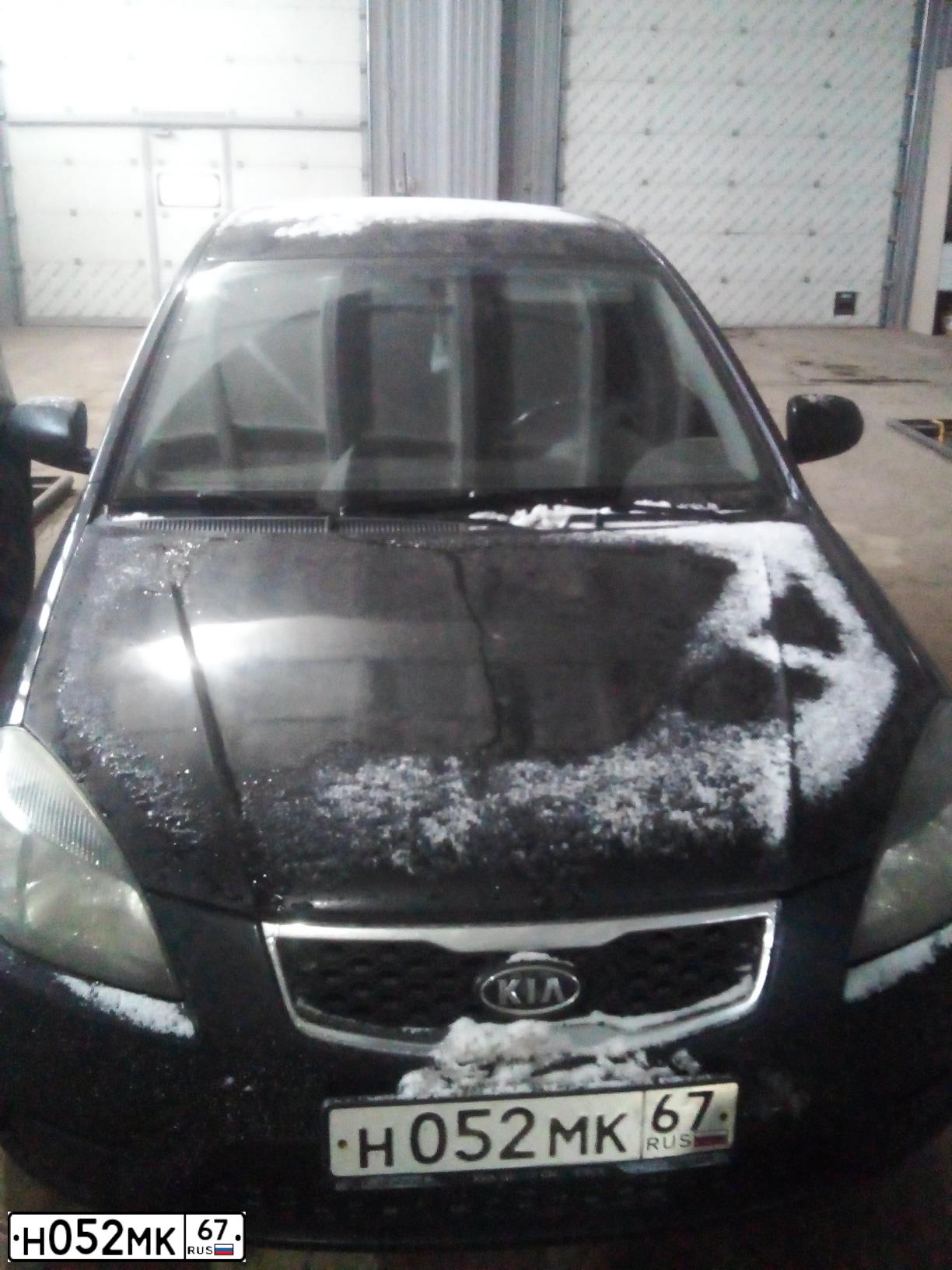 Фото автомобиля KIA RIO, 2010 — госномер Н052МК67. Цвет: ЧЕРНЫЙ