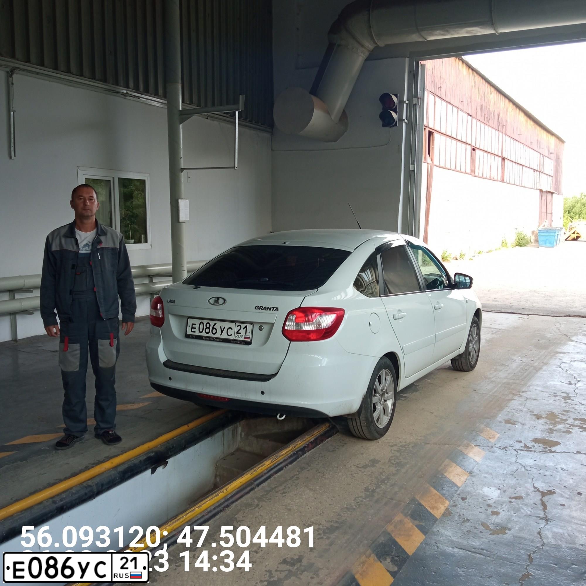 Фото автомобиля LADA 2191 GRANTA, 2015 — госномер М102КК21. Цвет: БЕЛЫЙ