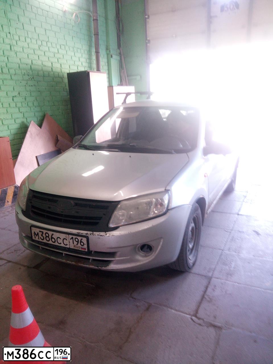 Фото автомобиля LADA 2190 GRANTA, 2012 — госномер В402ВА774. Цвет: СВЕТЛО-СЕРЫЙ