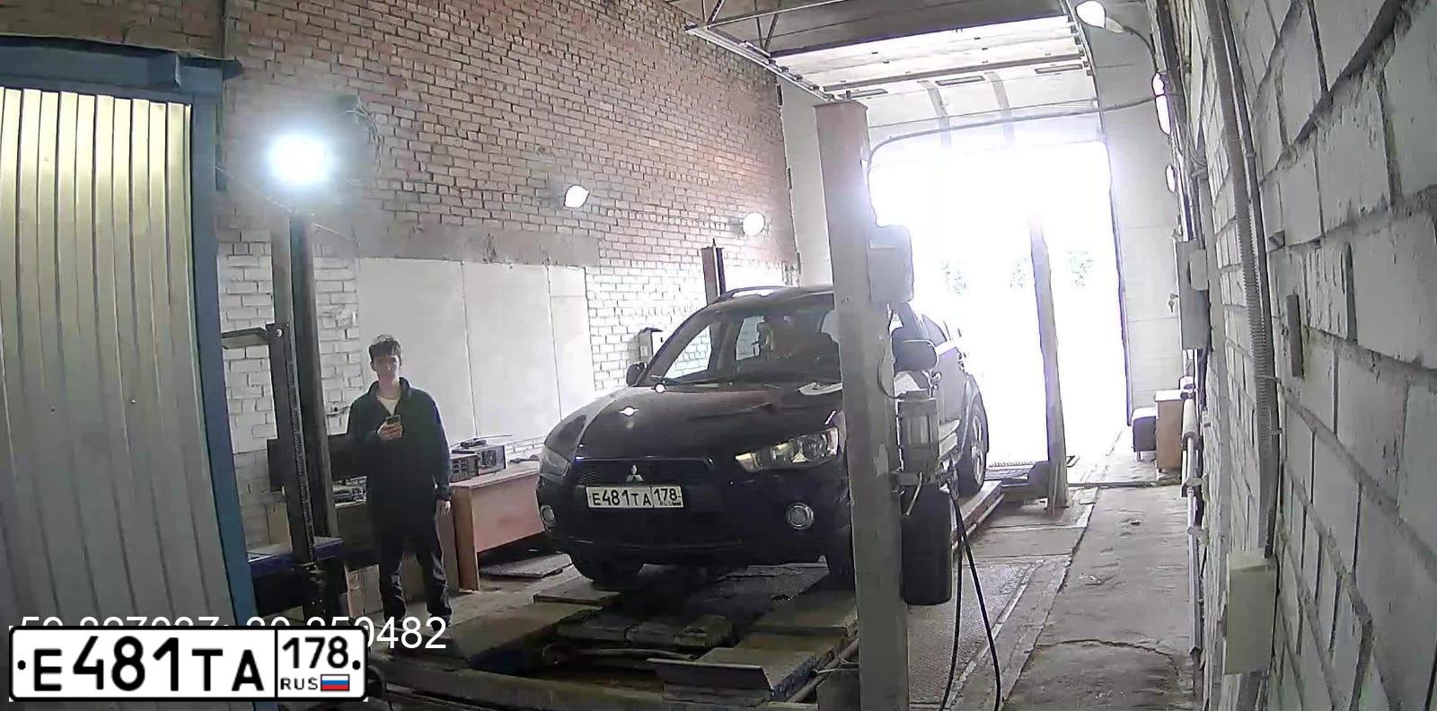 Фото автомобиля MITSUBISHI OUTLANDER, 2011 — госномер Е481ТА178. Цвет: ЧЕРНЫЙ