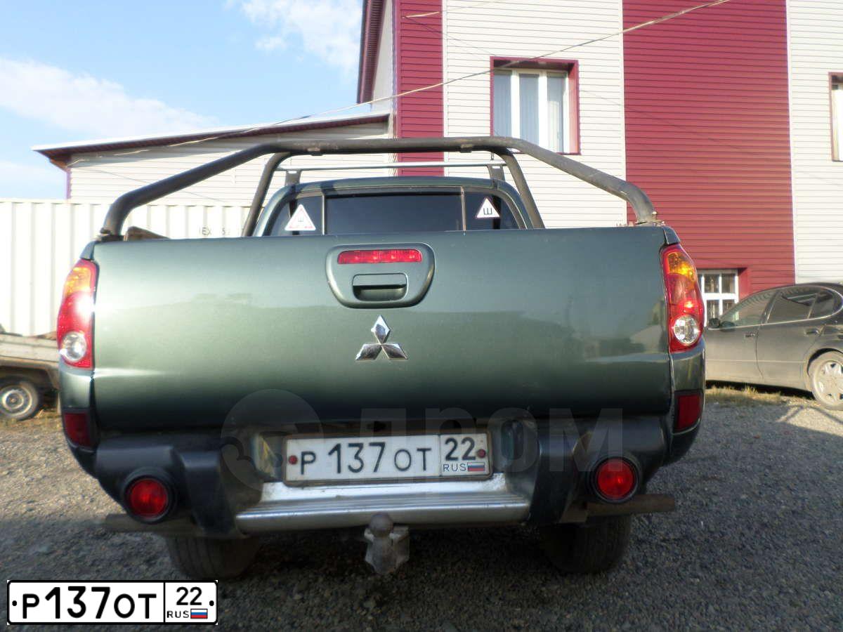 Фото автомобиля MITSUBISHI L 200, 2007 — госномер Р137ОТ22. Цвет: ЗЕЛЕНЫЙ