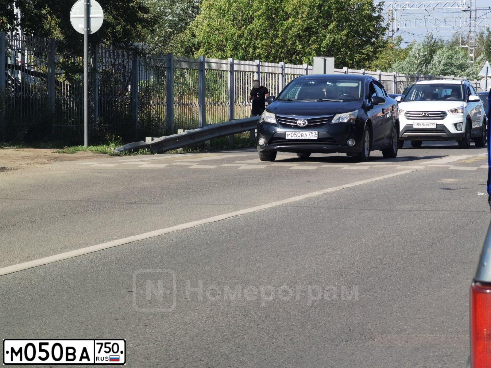 Фото автомобиля TOYOTA AVENSIS, 2012 — госномер М050ВА750. Цвет: ЧЕРНЫЙ