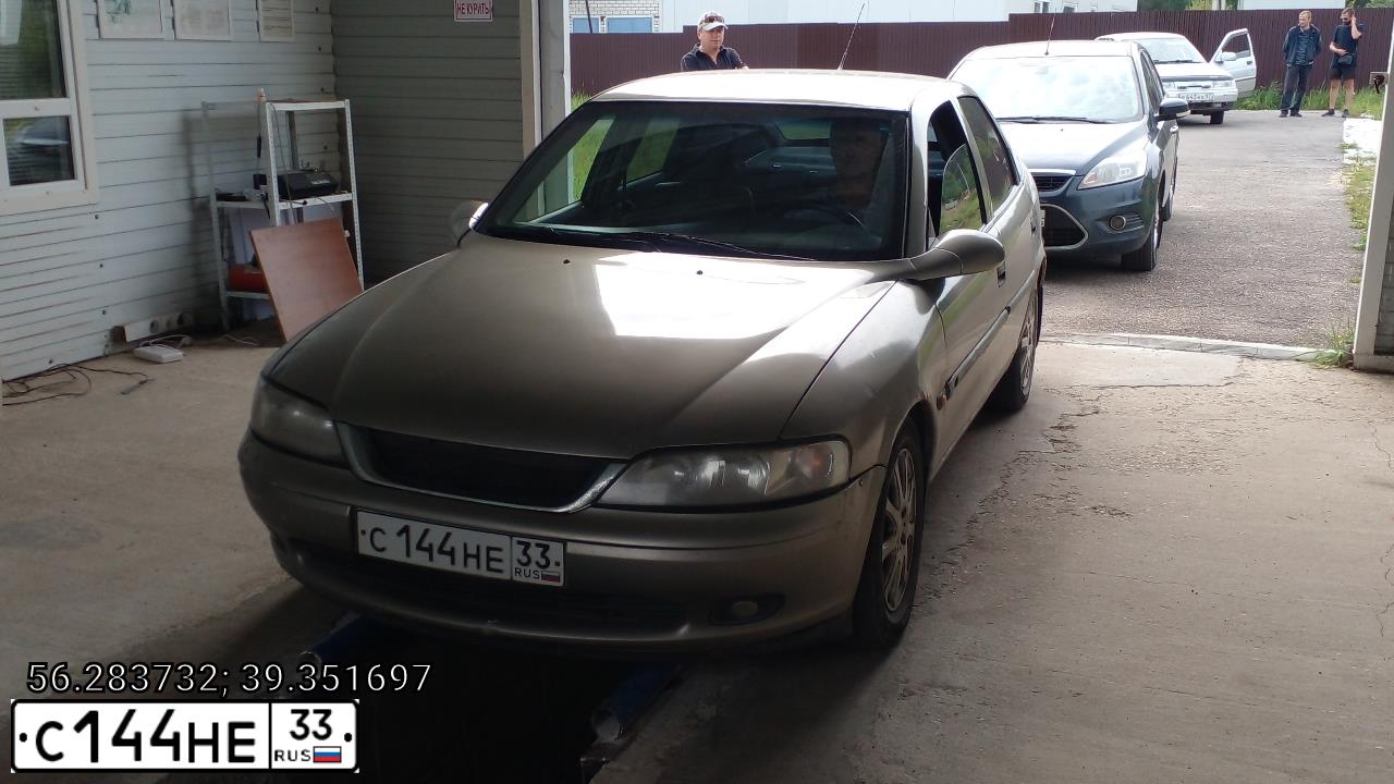 Фото автомобиля OPEL VECTRA, 1998 — госномер М641АС35. Цвет: БЕЛЫЙ (СЕРЫЙ)
