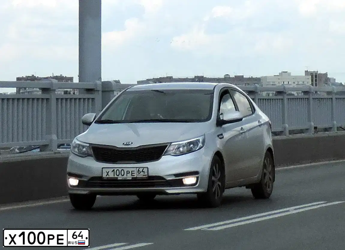 Фото автомобиля HYUNDAI SOLARIS, 2011 — госномер Х100РЕ64. Цвет: ЧЕРНЫЙ