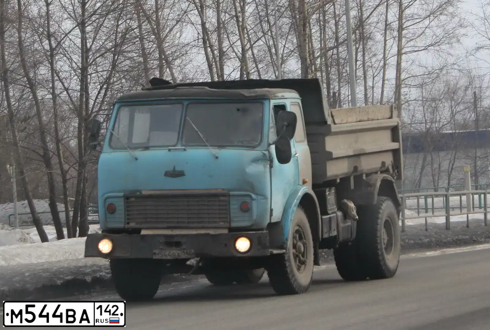 Фото автомобиля MAZ 5549 /4X2/, 1988 — госномер М544ВА142. Цвет: СИНИЙ